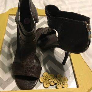 TORY BURCH authentic pebbled brown leather heels.